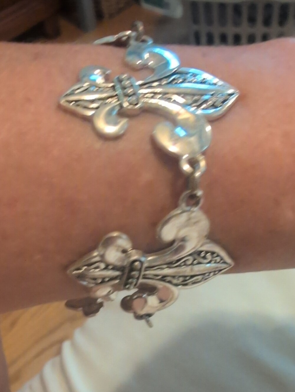 Silver Fleur-de-Lis Link Bracelet - Elegant Women's Jewelry
